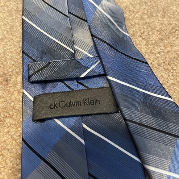 Calvin Klein 100% silk tie extra long - Picture 2 of 3